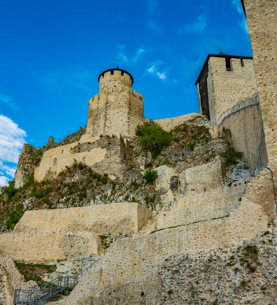 Visión en la fortaleza medieval de Golubac en Serbia