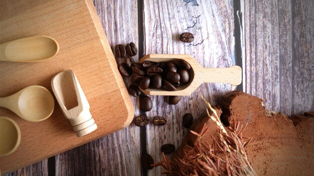 Visión superior de utensilios de cocina con ingredientes en un espacio vacío de fondo de madera