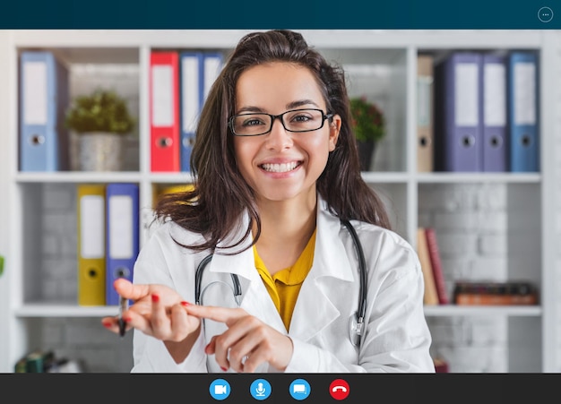 Foto visión por webcam de una doctora hablando usando una aplicación de videoconferencia de consulta concepto de telemedicina