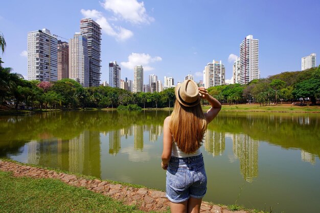 Visita a Goiânia, Brasil Vista traseira de uma linda garota no Parque Sulivan Silvestre, também conhecido como Parque Vaca Brava, um parque da cidade de Goiania, Goias, Brasil