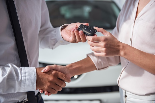 Foto visita a uma concessionária de automóveis