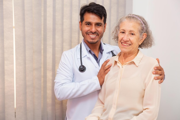 Visita médica a una anciana. Doctor examinando anciana