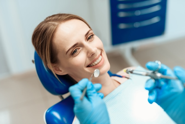 Foto visita de pacientes a la estomatología. el dentista examina los dientes.