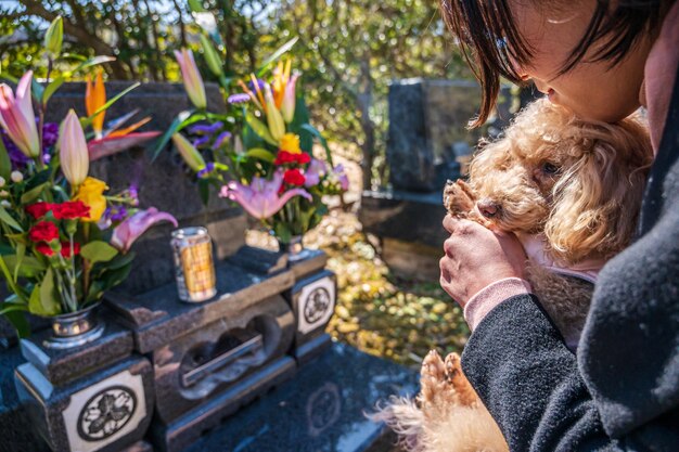 Visitando um túmulo com um cachorro