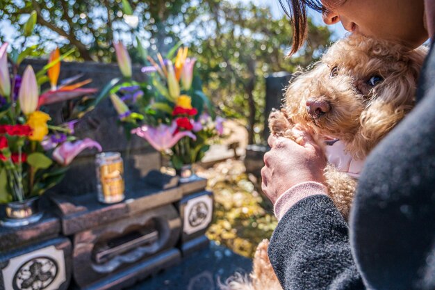 Visitando um túmulo com um cachorro