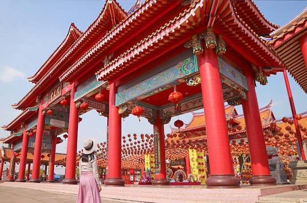 Visitante Feminina Ficando Impressionada com o Lindo Portão de um Templo Budista Chinês