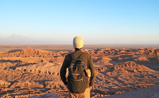 Visitante fica impressionado com a paisagem fantástica do vale da lua no deserto de Atacama, no Chile
