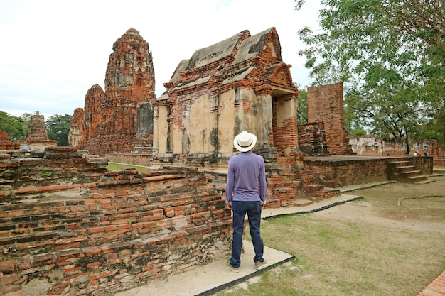 Visitante impresionado por el templo medieval de Wat Mahathat en el Parque Histórico de Ayutthaya, Tailandia