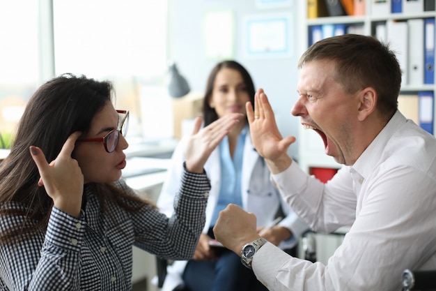 Foto visitantes no consultório médico