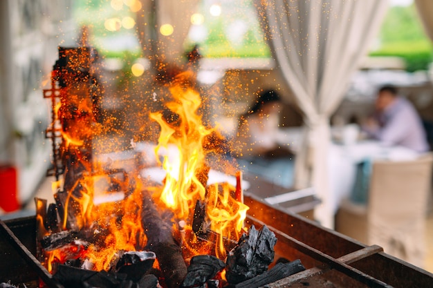 Los visitantes del restaurante en el de una parrilla en llamas.