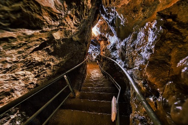 Visitas espeleológicas em cavernas de calcário no sopé italiano