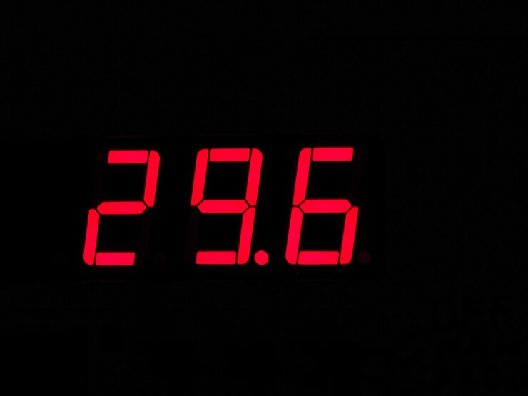 Foto visor lcd digital do termômetro mostrando a temperatura quente no ce