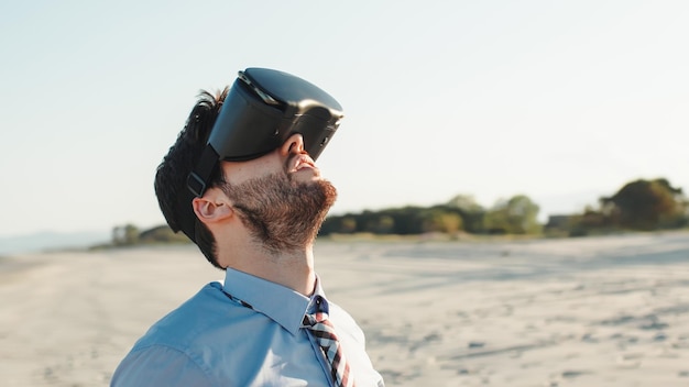 Foto visor de realidad aumentada en la playa