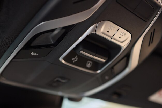 El visor solar del automóvil y el espejo retrovisor son accesorios exteriores de automóviles