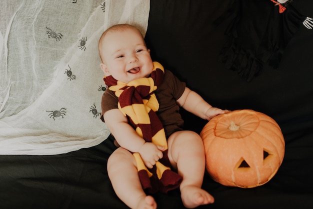 Víspera de Todos los Santos. niño feliz niño sonríe y se ríe con calabaza Jack