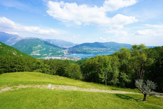 Vista desde la Abadía de San Pietro al Monte con el lago Annone, Lombardía, Italia