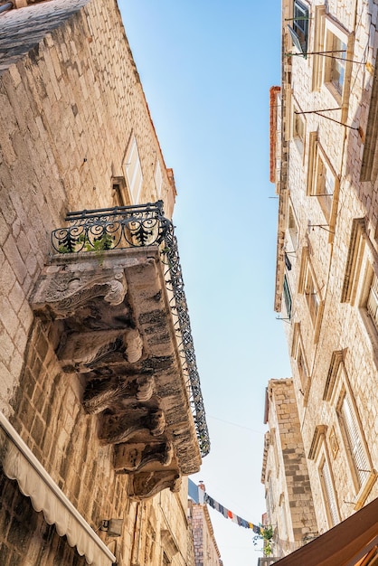 Vista de abajo hacia arriba en el balcón de la calle en la ciudad vieja de Dubrovnik, en Croacia.