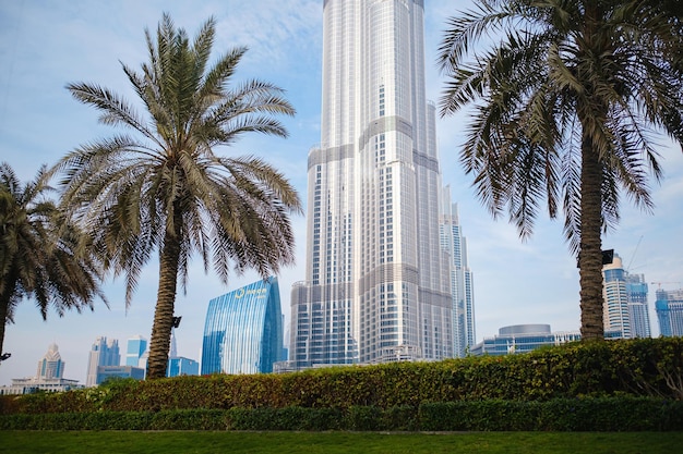 Vista de abajo hacia arriba de Burj Khalifa en contraste con el cielo azul y las nubes