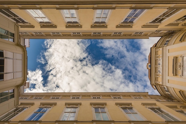 Vista de abajo hacia arriba desde el patio rectangular de un edificio art deco Viena Austria