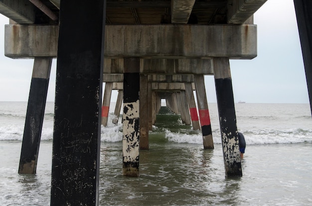 Vista de abajo del muelle junto al mar