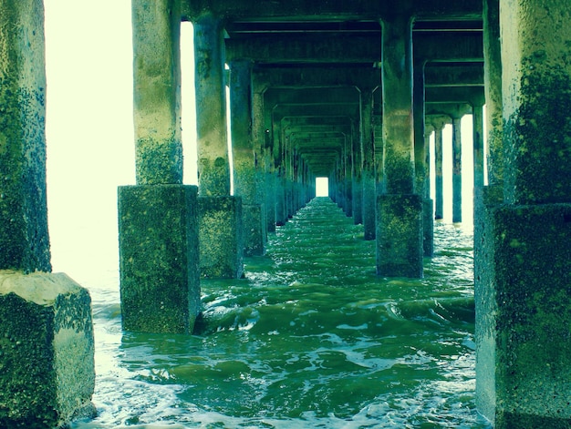 Vista de abajo del muelle en el mar