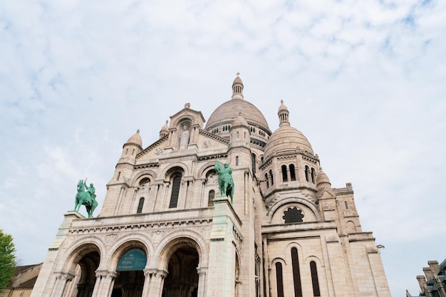 Vista desde abajo de una parte de la basílica de SacreCoeur en París Francia