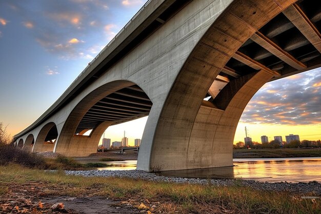 Vista de abajo del puente sobre el río contra el cielo