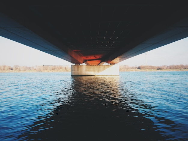 Foto vista de abajo del puente sobre el río