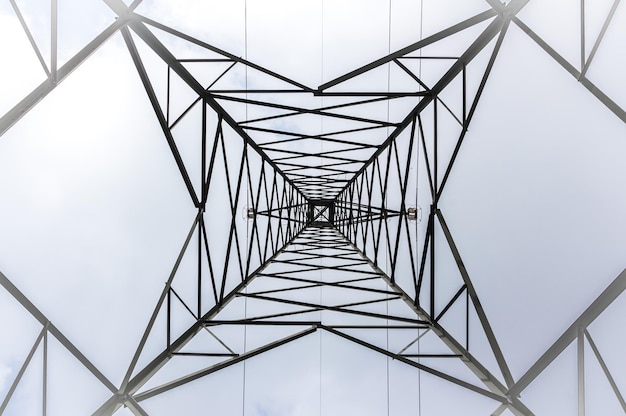 Vista de abajo de una torre eléctrica