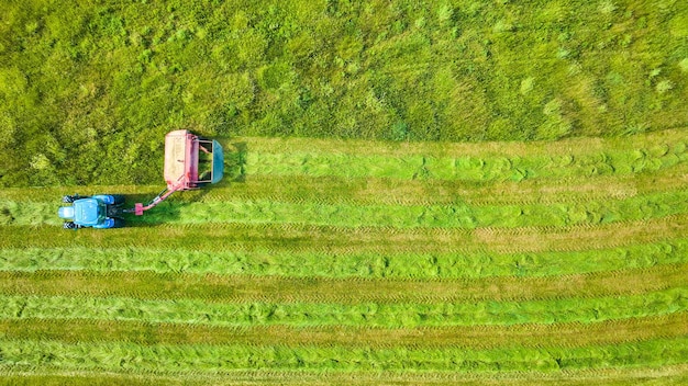 Vista hacia abajo de un tractor cortando malezas en el campo