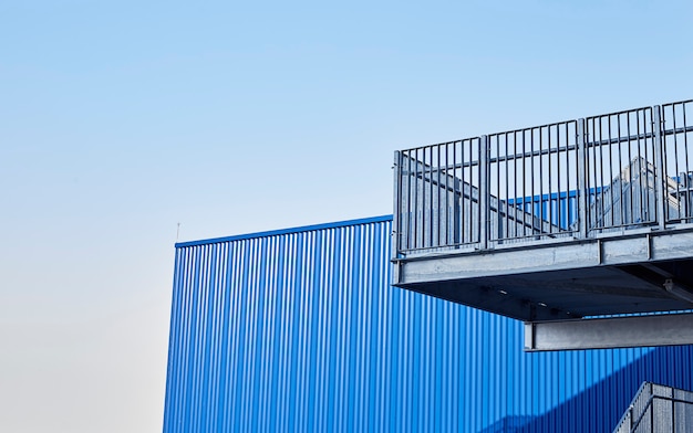 Vista abstracta de edificio moderno con escaleras