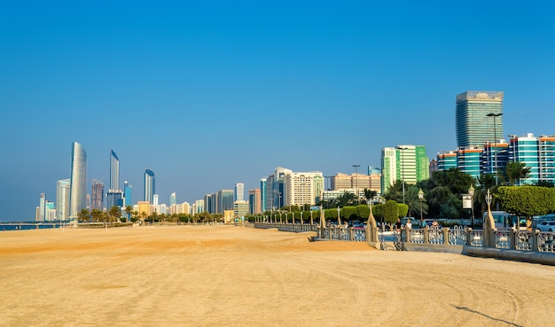 Vista de abu dhabi desde la playa pública