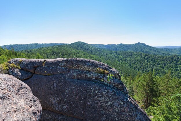 Vista desde el acantilado a la taiga Reserva Stolby Siberia Krasnoyarsk