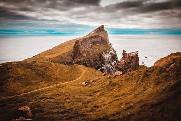 Vista de los acantilados y la costa en el mar de la isla de mykines