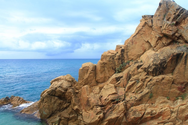 Vista de los acantilados de la costa mediterránea en Lloret de Mar Cataluña España