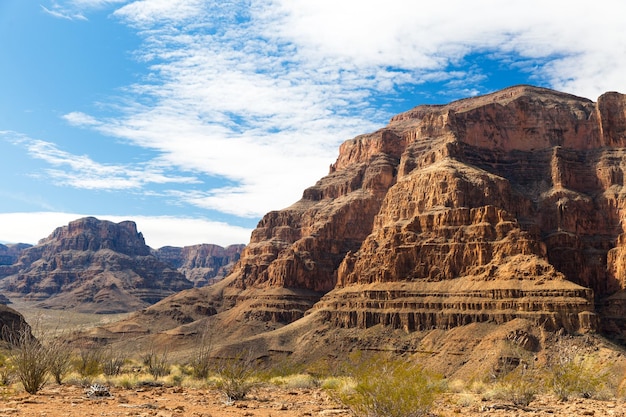 vista de los acantilados del Gran Cañón y el desierto