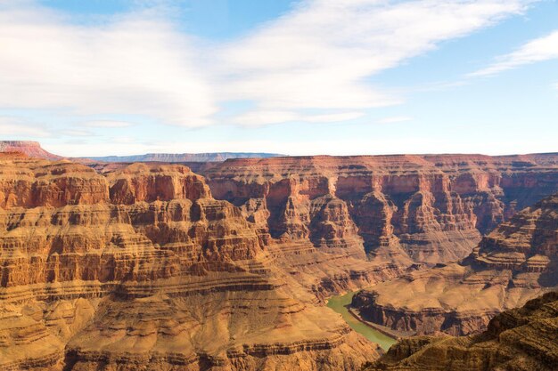 vista de los acantilados del Gran Cañón y el río Colorado