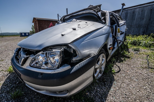 Vista de accidente de auto plateado