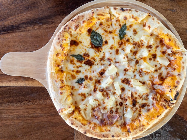 Foto vista acima da pizza margherita servida na panela de madeira da cozinha caseira vista acima com o espaço de cópia