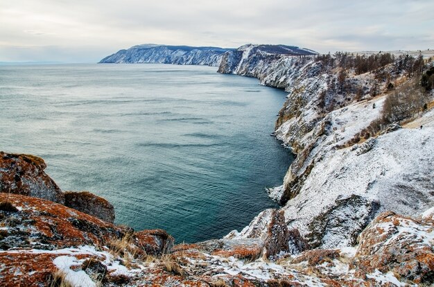 Vista acima grande lago bonito no inverno, lago Baikal, Rússia