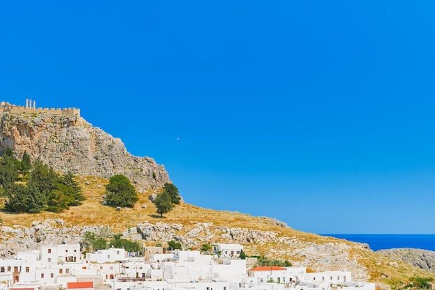 Vista de la Acrópolis y la ciudad de Lindos Rodas es famosa por sus lugares de interés histórico y sus hermosas playas Islas griegas del archipiélago del Dodecaneso Europa Vacaciones y viajes