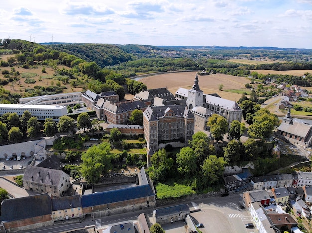 Vista aérea de la Abadía de Floreffe durante el día de verano Bélgica Vieja abadía