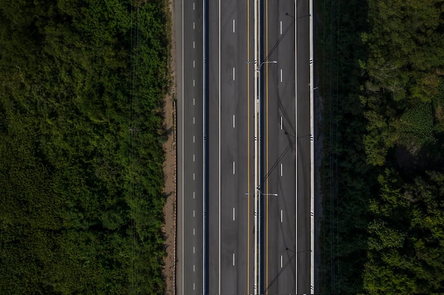 Vista aérea del abejón de la carretera entre el bosque en tailandia