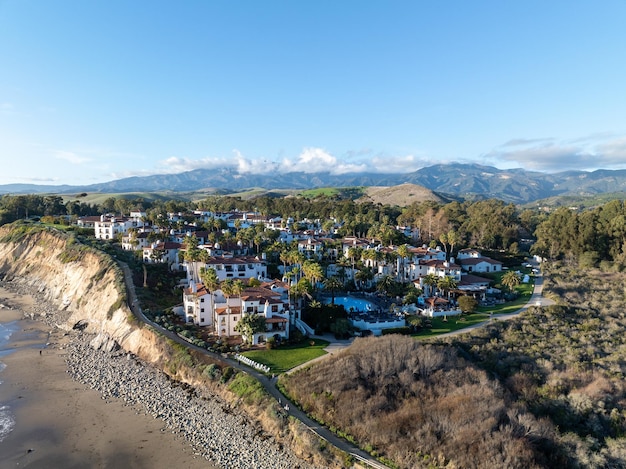 Vista aérea del acantilado y la playa con el océano en Santa Bárbara, California, Estados Unidos