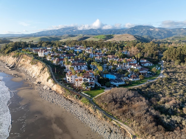 Vista aérea del acantilado y la playa con el océano en Santa Bárbara, California, Estados Unidos