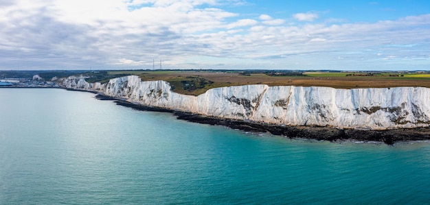 Vista aérea de los acantilados blancos de dover vista cercana de los acantilados desde el lado del mar