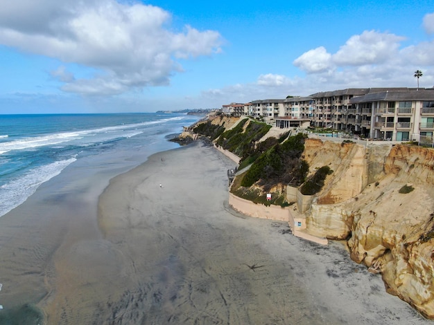 Vista aérea de los acantilados costeros de Del Mar North Beach, California y la casa con el océano Pacífico azul