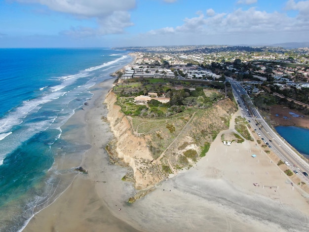 Vista aérea de los acantilados costeros de Del Mar North Beach, California y la casa con el océano Pacífico azul