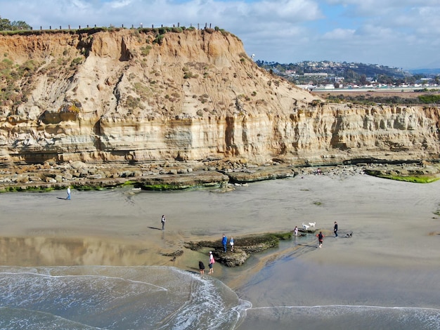 Vista aérea de los acantilados costeros de Del Mar North Beach, California y la casa con el océano Pacífico azul