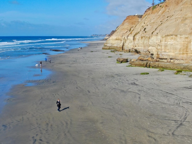 Vista aérea de los acantilados costeros de Del Mar North Beach, California y la casa con el océano Pacífico azul